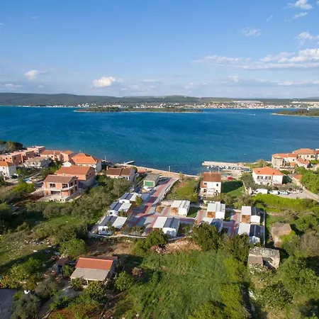 Сasa de vacaciones Sea Side Bungalows Pašman